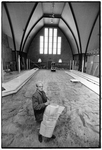 351611 Afbeelding van architect Clemens Koemans in de tot moskee te verbouwen Noorderkerk (Royaards van den Hamkade 20) ...